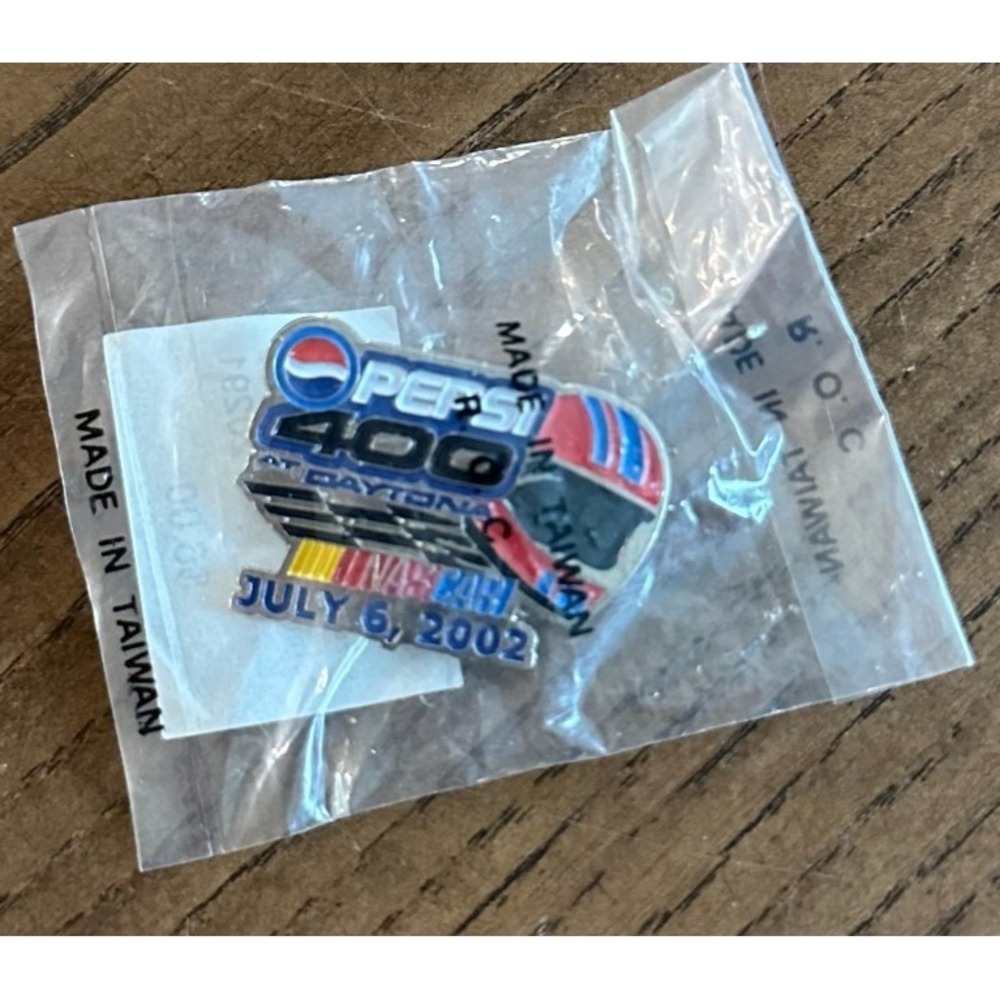 Vintage 2002 Pepsi 400 Daytona July 6, 2002 NASCAR Racing Lapel Hat Pin NOS‎